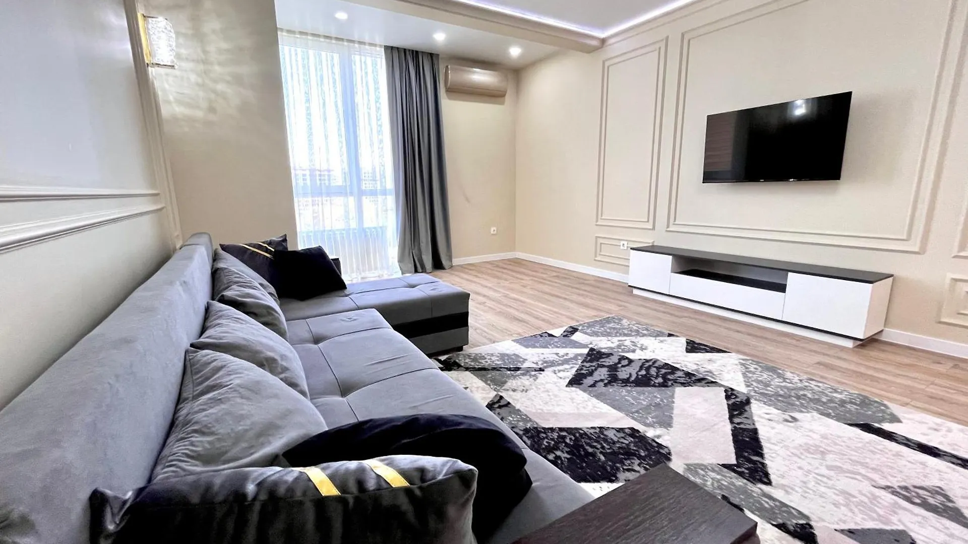 Raiymbek 13 & Drinking Water As A Gift Apartment Almaty